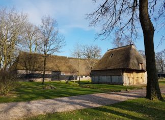 Gees, een prachtig brinkdorp in Drenthe Saksische boerderijen in brinkdorp Gees