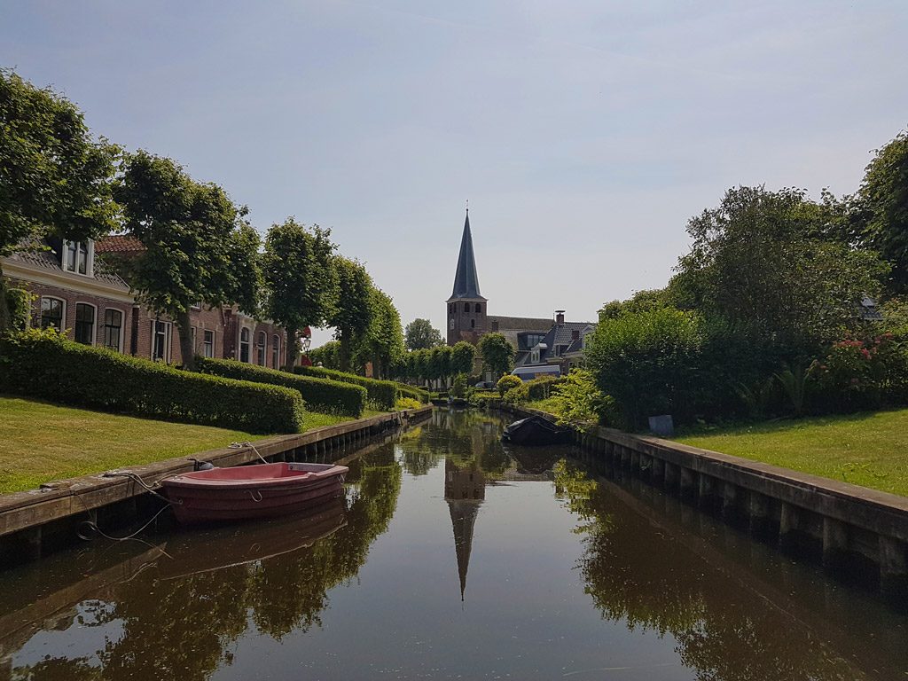 De overtuinen met uitzicht op de Mauritiuskerk in IJlst