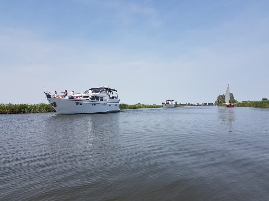 De mooiste plezierjachten varen voorbij in Friesland