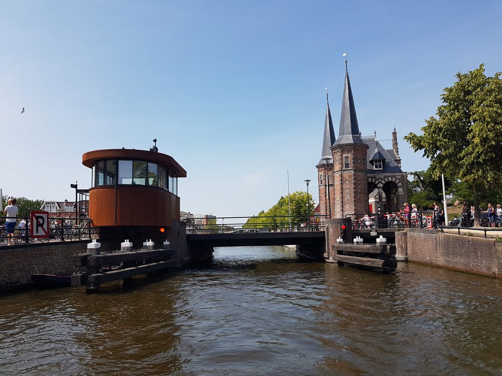 De waterpoort vanaf de Lemmerbrug in Sneek