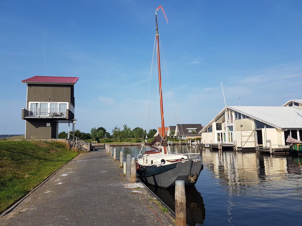 De unieke dijkwoning op het havenhoofd bij Havenresort Terherne