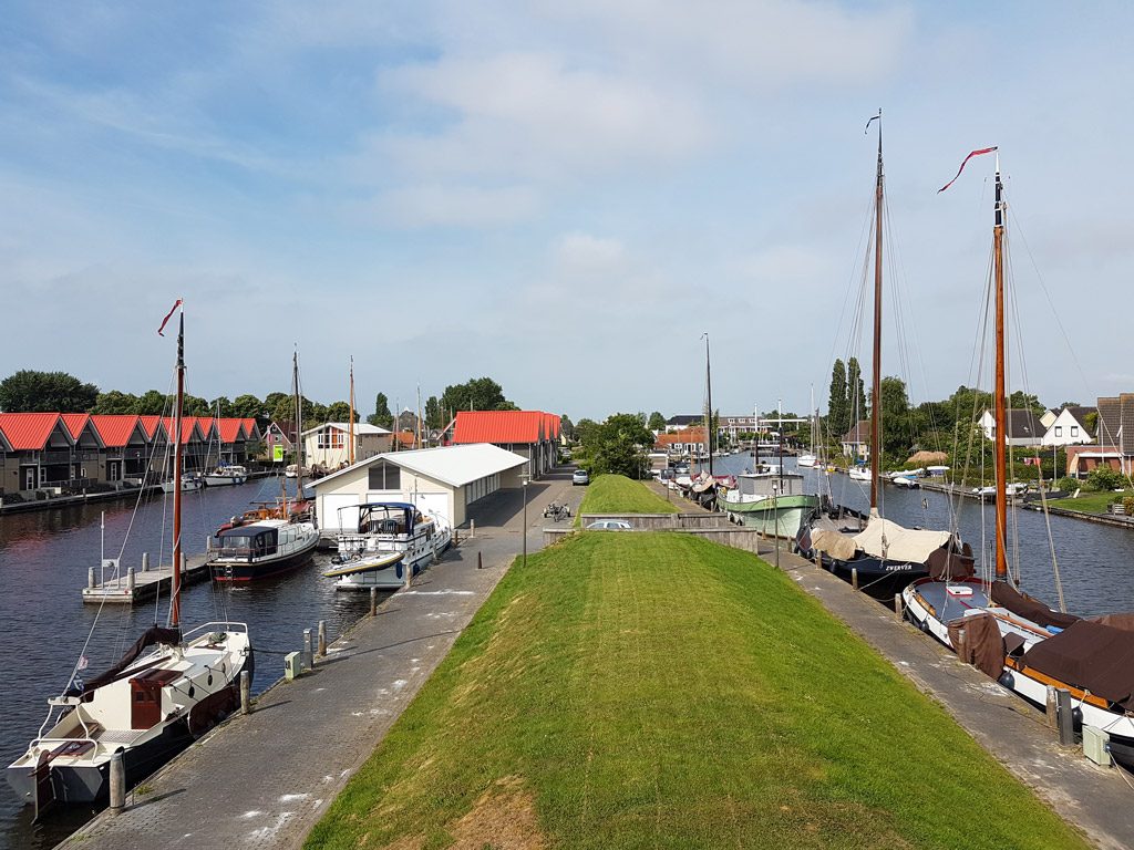 Het uitzicht vanaf de woonkamer in Havenresort Terherne