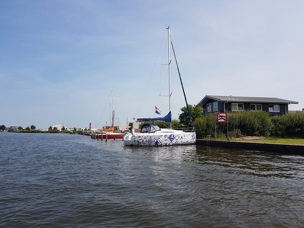 Een Delfts blauwe zeilboot in Sneek